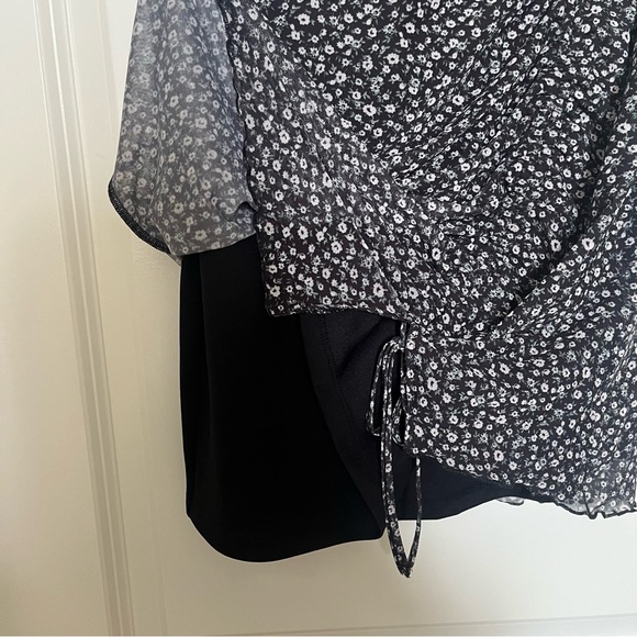 🌴Hollister Black with White and Green Flower Cinch Side Mini Skirt Size Large - Picture 4 of 8